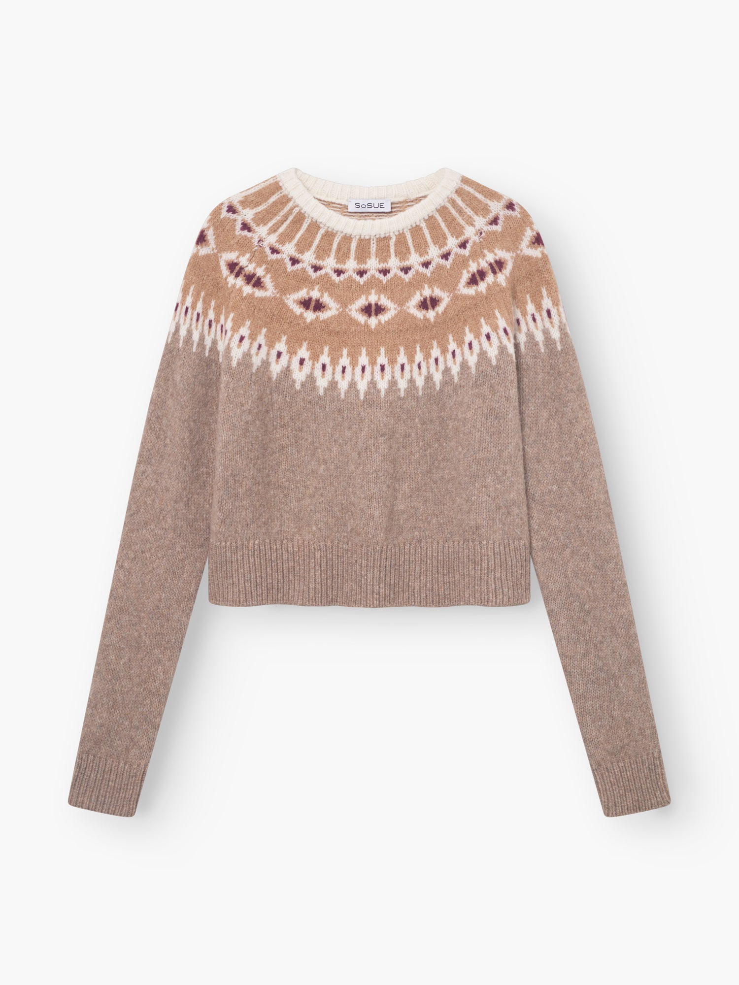Der Pullover Norweger Vol.2 in Beige und Burgunderrot hat lange Ärmel und ein geometrisches Fair-Isle-Muster in Weiß, Hellbraun und Burgunderrot um den Halsausschnitt und die Schultern, flach auf weißem Grund.