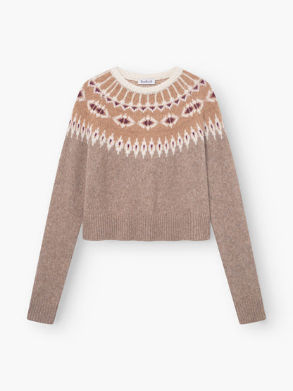 Der Pullover Norweger Vol.2 Beige Burgundy ist ein beiger Pullover mit Fair Isle-Muster in Weiß, Braun und Dunkelrot am Halsausschnitt, langen Ärmeln und gerippten Bündchen, Saum und Kragen.