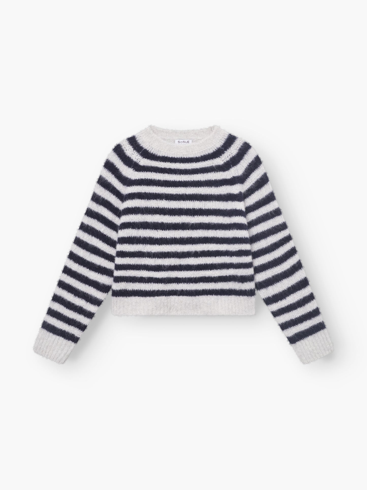 Der Pullover Blue Stripe ist ein langärmeliger, flauschiger Damenpullover mit marineblauen und weißen Streifen, die flach auf weißem Grund liegen.