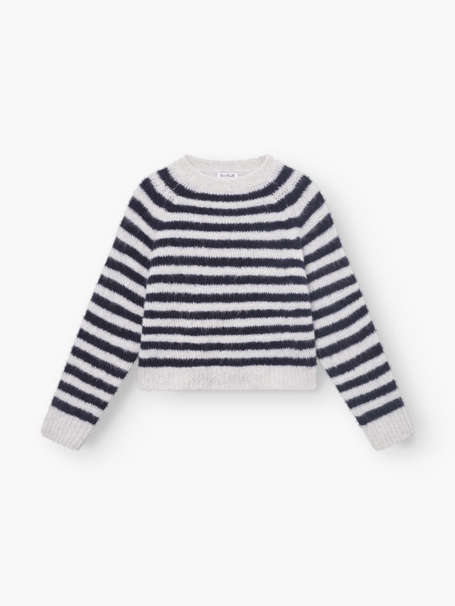 Der Pullover Blue Stripe ist ein langärmeliger, flauschiger Damenpullover mit marineblauen und weißen Streifen, die flach auf weißem Grund liegen.