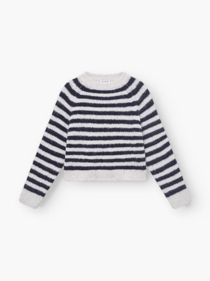 Der Pullover Blue Stripe ist ein langärmeliger, flauschiger Damenpullover mit marineblauen und weißen Streifen, die flach auf weißem Grund liegen.