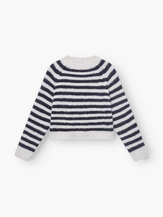 Der Pullover Blue Stripe ist ein langärmeliger, flauschiger Damenpullover mit marineblauen und weißen Streifen, die flach auf weißem Grund liegen.