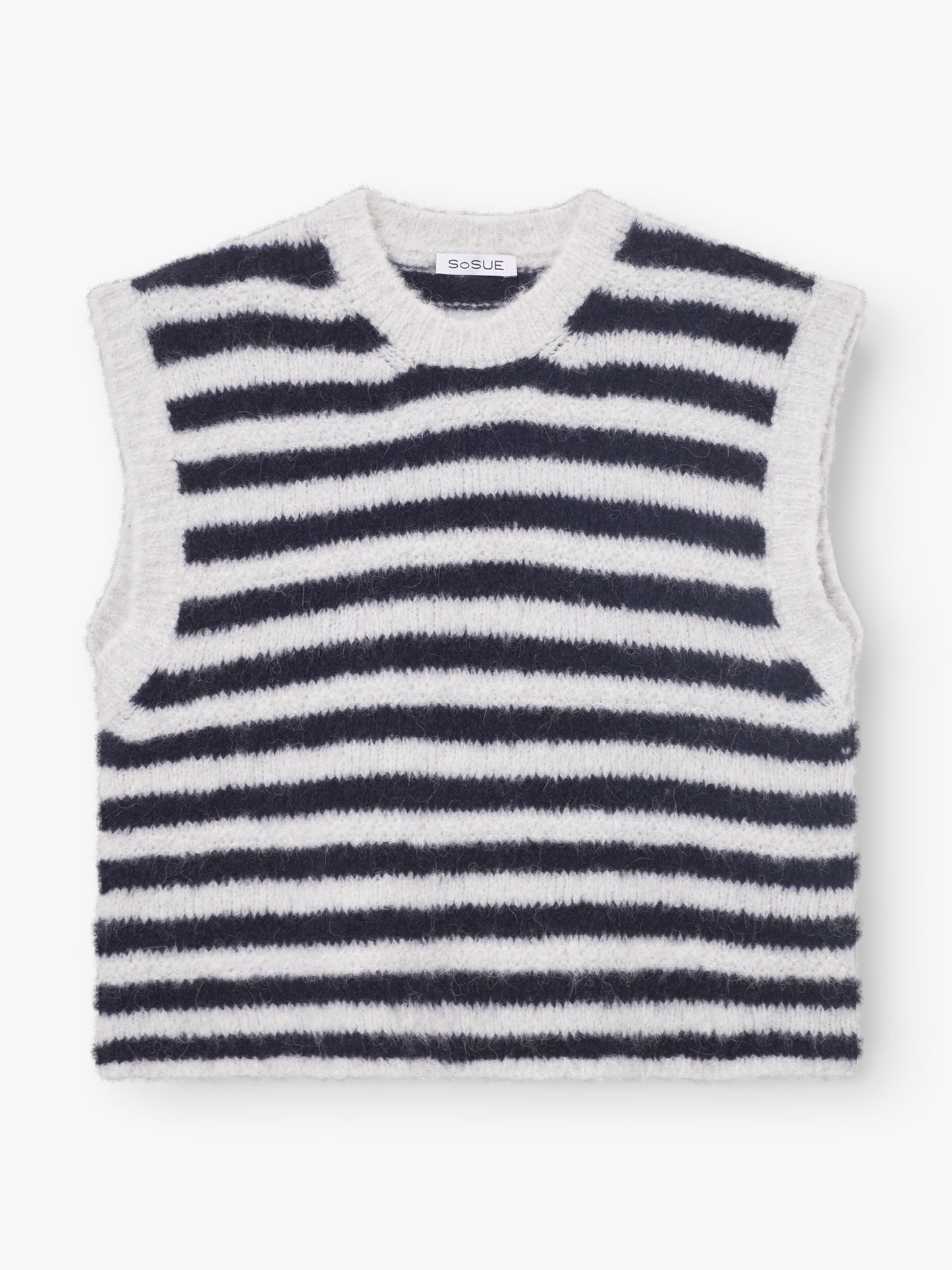 Eine ärmellose, flauschig gestrickte Pullunder Blue Stripe mit schwarzen und weißen Querstreifen und einem Rundhalsausschnitt. Das SoSUE-Label an der Innenseite des Halses verleiht dieser stylischen Strickweste einen besonderen Touch.