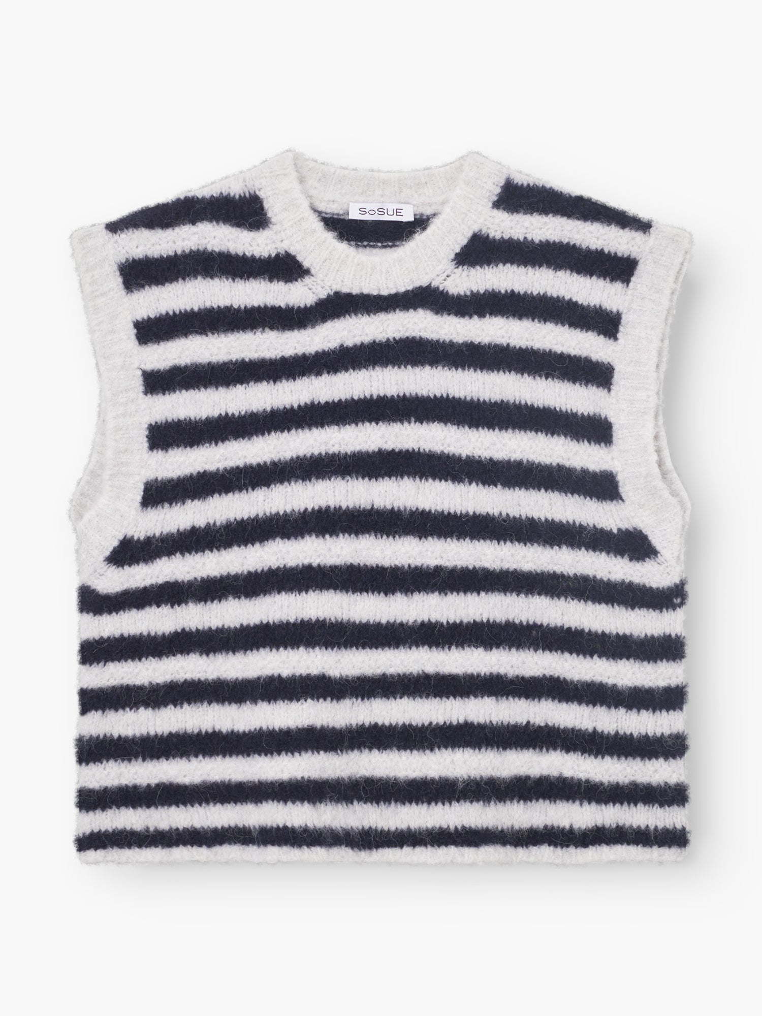 Eine ärmellose, flauschig gestrickte Pullunder Blue Stripe mit schwarzen und weißen Querstreifen und einem Rundhalsausschnitt. Das SoSUE-Label an der Innenseite des Halses verleiht dieser stylischen Strickweste einen besonderen Touch.