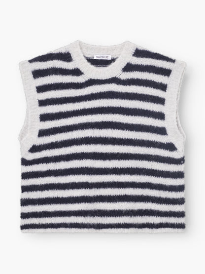 Eine ärmellose, flauschig gestrickte Pullunder Blue Stripe mit schwarzen und weißen Querstreifen und einem Rundhalsausschnitt. Das SoSUE-Label an der Innenseite des Halses verleiht dieser stylischen Strickweste einen besonderen Touch.