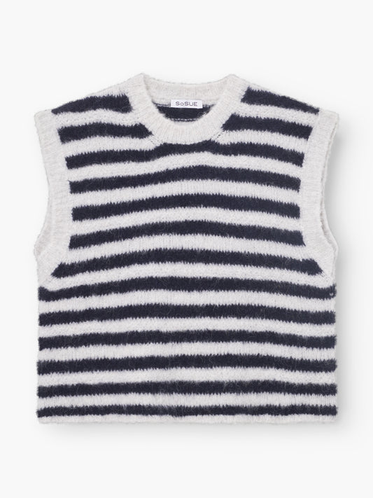 Eine ärmellose, flauschig gestrickte Pullunder Blue Stripe mit schwarzen und weißen Querstreifen und einem Rundhalsausschnitt. Das SoSUE-Label an der Innenseite des Halses verleiht dieser stylischen Strickweste einen besonderen Touch.