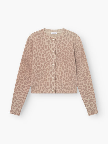 Der Cardigan Leo Print ist ein langärmeliges beigefarbenes Kleidungsstück aus weicher Merinowolle mit hellbraunem Leo-Print-Muster, Knöpfen vorne und Rundhalsausschnitt.
