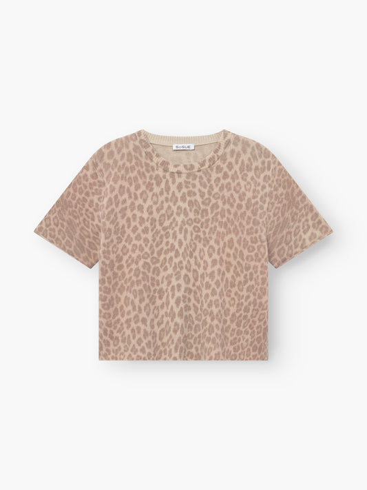 Das T-Shirt Leo Strick ist ein kurzärmeliges, beigefarbenes Oberteil mit hellbraunem Leopardenmuster auf weißem Hintergrund. Hergestellt in Italien für mühelosen Stil und Qualität.