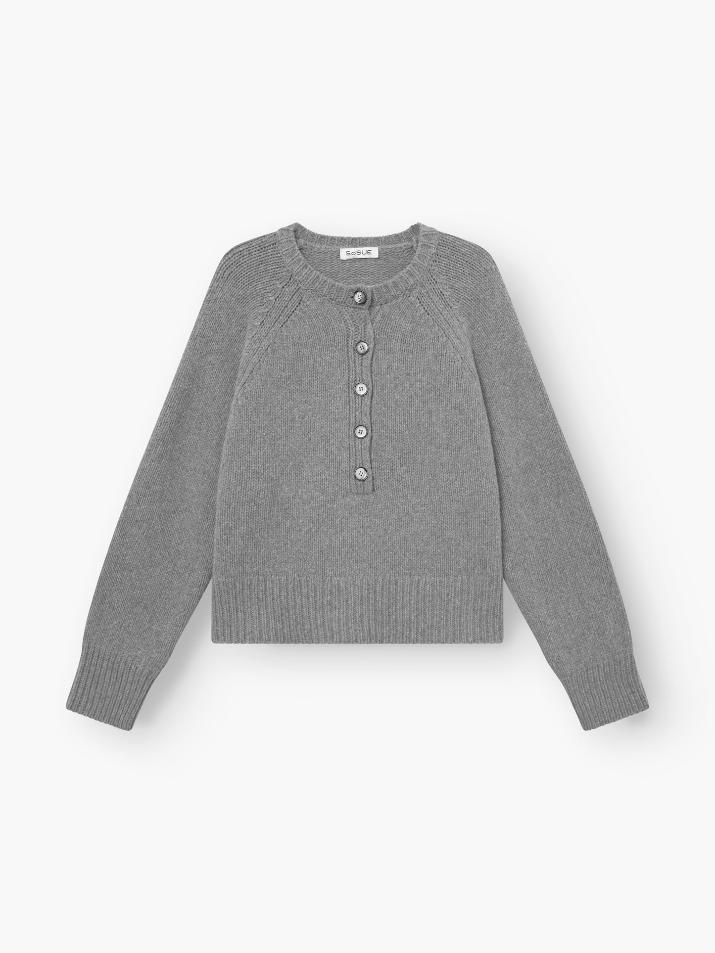 Der Pullover Raglan grey ist ein klassischer grauer Strickpullover mit langen Ärmeln, gerippten Bündchen und Saum sowie einer Knopfleiste im Henley-Stil. Der Rundhalsausschnitt und das zeitlose Design machen ihn zu einem unverzichtbaren Teil der Garderobe.