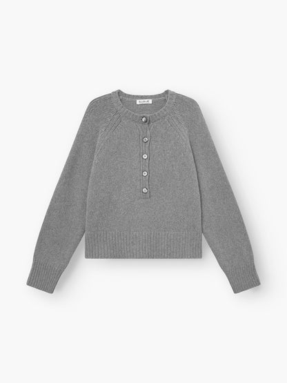 Der Pullover Raglan grey ist ein klassischer grauer Strickpullover mit langen Ärmeln, gerippten Bündchen und Saum sowie einer Knopfleiste im Henley-Stil. Der Rundhalsausschnitt und das zeitlose Design machen ihn zu einem unverzichtbaren Teil der Garderobe.