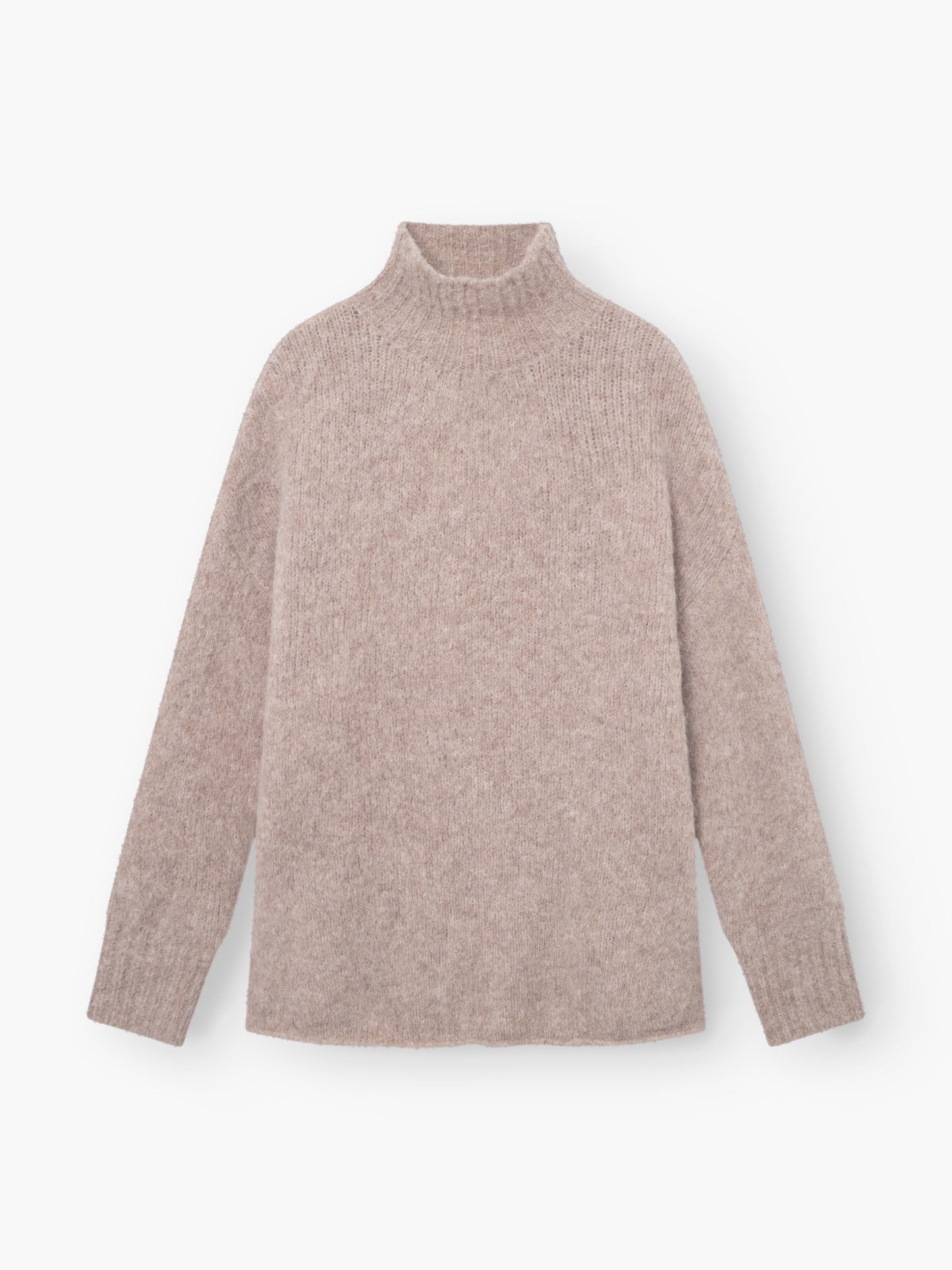 Der Pullover Liv Turtle Beige ist ein hellbeiger Rollkragenpullover mit langen Ärmeln, weicher, flauschiger Textur und gerippten Bündchen und Halsausschnitt, der flach auf weißem Grund liegt und einen gemütlichen Look bietet.