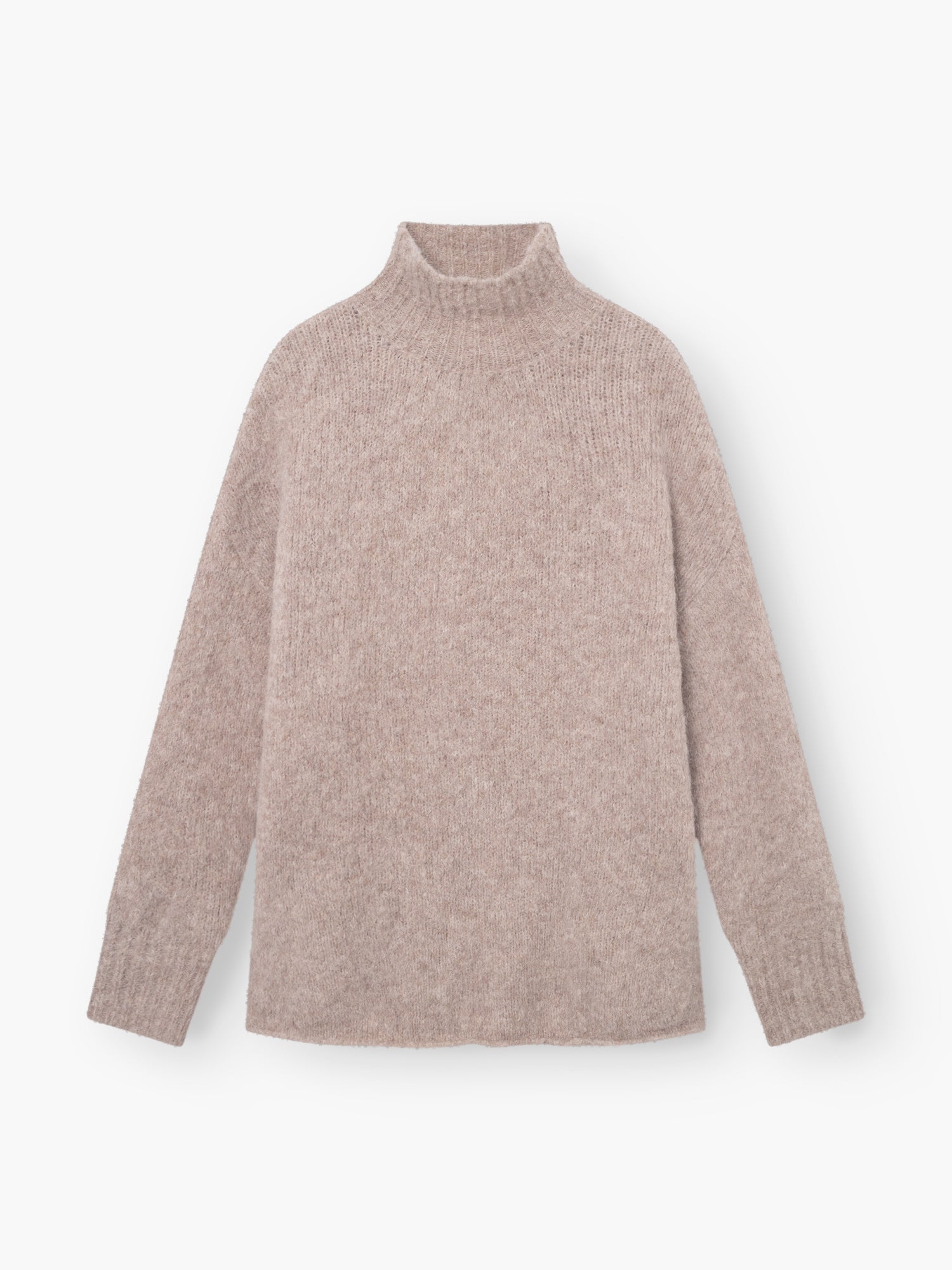 Der Pullover Liv Turtle Beige ist ein hellbeiger Rollkragenpullover mit langen Ärmeln, weicher, flauschiger Textur und gerippten Bündchen und Halsausschnitt, der flach auf weißem Grund liegt und einen gemütlichen Look bietet.
