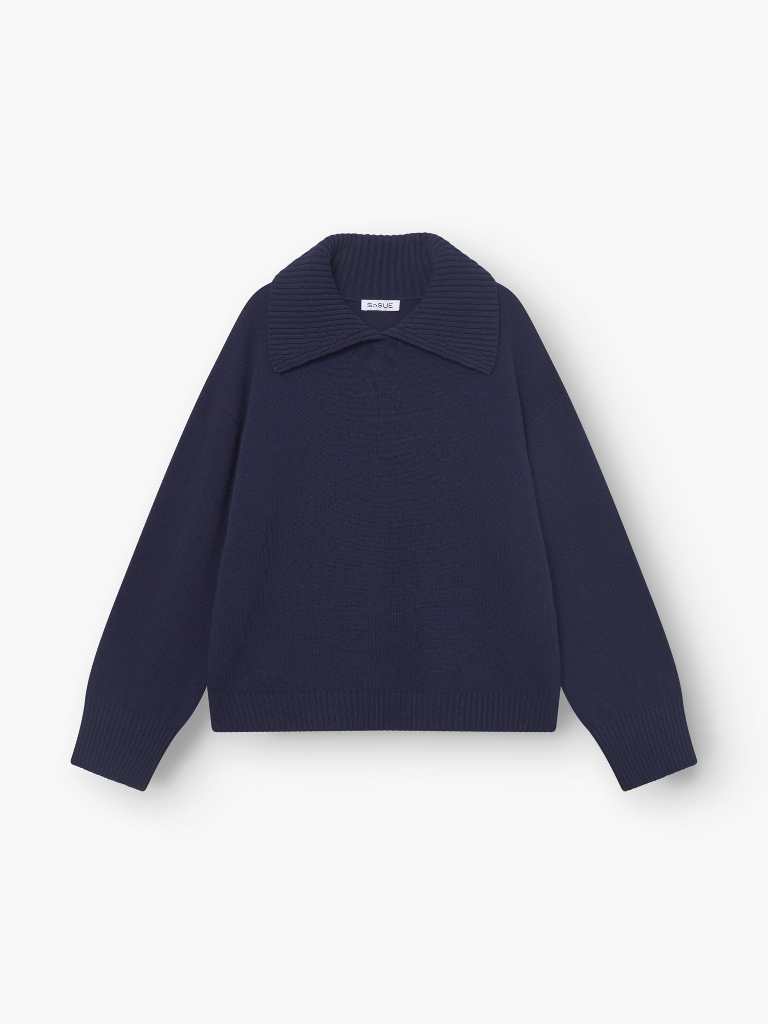 Der Pullover Polo Merino dunkelblau ist ein langärmeliger Damenpullover aus Merinowolle mit breitem, geripptem Kragen, passenden Ärmelbündchen und Saum in marineblau, flach auf weißem Grund.