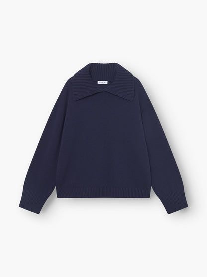 Der Pullover Polo Merino dunkelblau ist ein langärmeliger Damenpullover aus Merinowolle mit breitem, geripptem Kragen, passenden Ärmelbündchen und Saum in marineblau, flach auf weißem Grund.