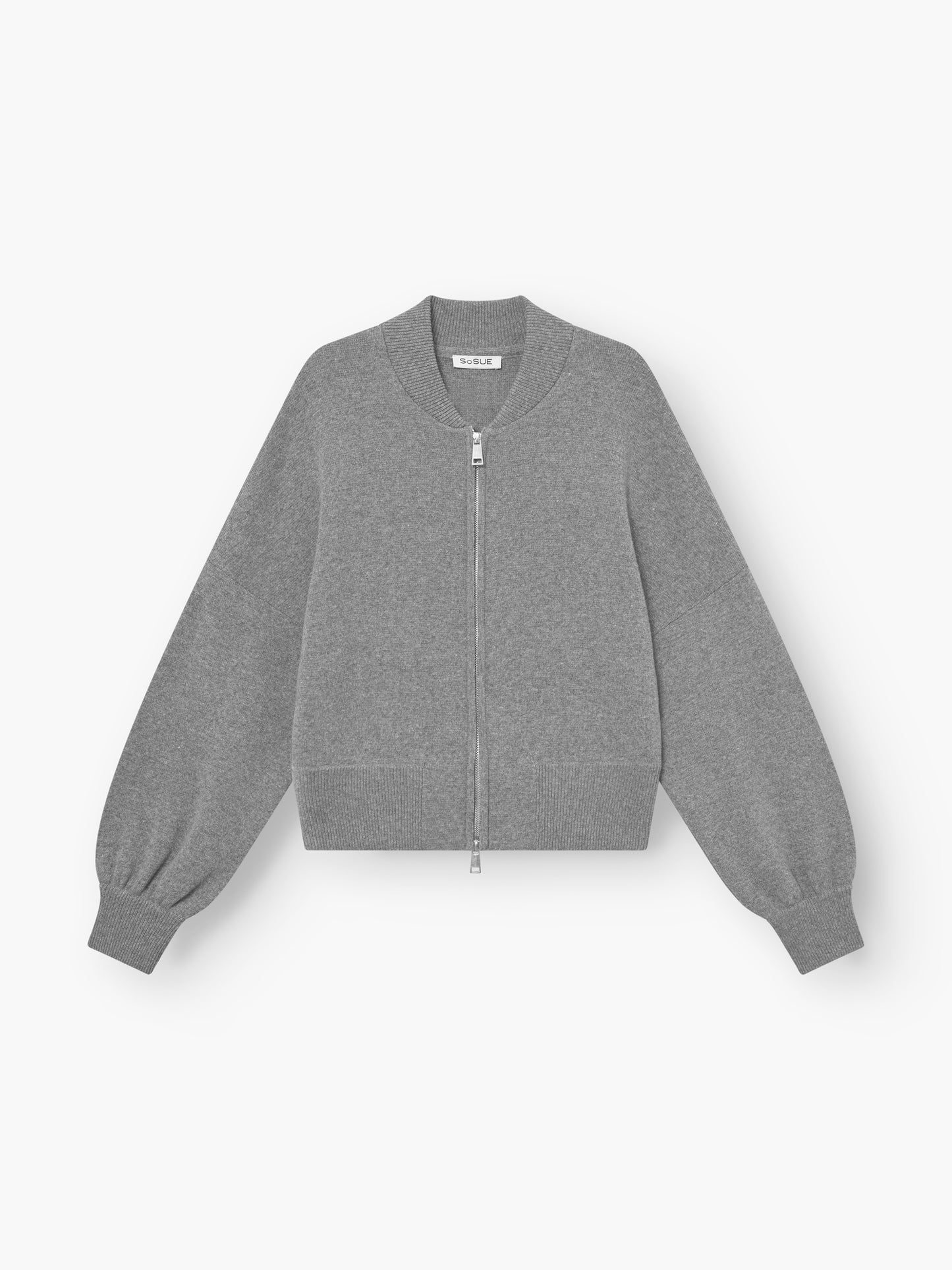 Die Jacke Bomber grey aus weicher Merinowolle mit langen Ärmeln, Rippbündchen an Ärmeln und Bund und einem schlichten Reißverschluss ist auf weißem Grund abgebildet.