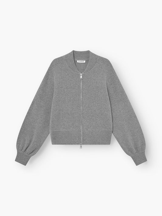 Die Jacke Bomber grey aus weicher Merinowolle mit langen Ärmeln, Rippbündchen an Ärmeln und Bund und einem schlichten Reißverschluss ist auf weißem Grund abgebildet.