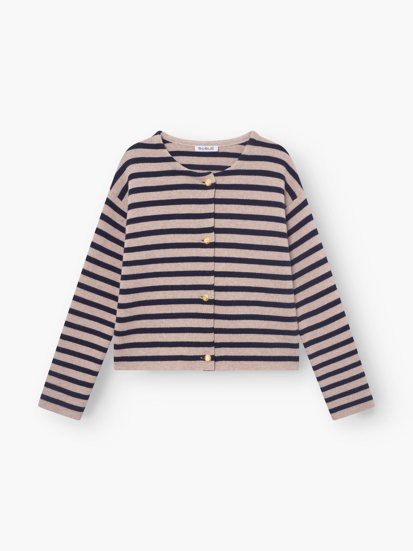 Die "Jacket Sailor blue beige stripe" ist ein gestreifter Cardigan aus 100% Wolle in Beige und Navy mit goldenen Knöpfen, der als maritime Strickjacke auf weißem Hintergrund präsentiert wird.