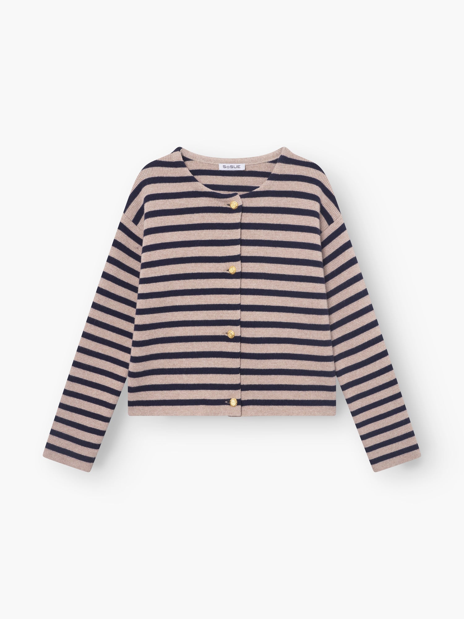 Die "Jacket Sailor blue beige stripe" ist ein gestreifter Cardigan aus 100% Wolle in Beige und Navy mit goldenen Knöpfen, der als maritime Strickjacke auf weißem Hintergrund präsentiert wird.