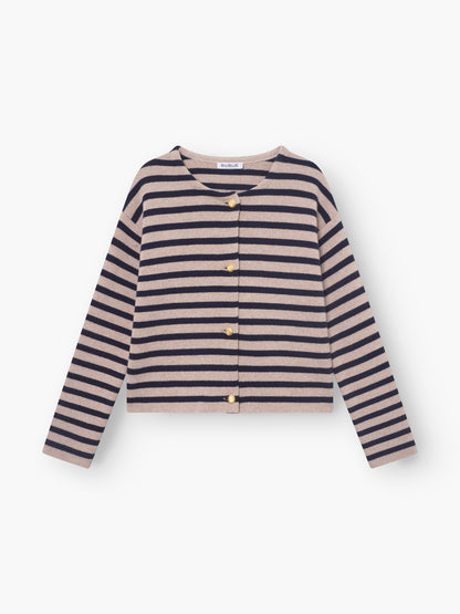 Die "Jacket Sailor blue beige stripe" ist ein gestreifter Cardigan aus 100% Wolle in Beige und Navy mit goldenen Knöpfen, der als maritime Strickjacke auf weißem Hintergrund präsentiert wird.