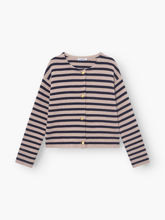Die "Jacket Sailor blue beige stripe" ist ein gestreifter Cardigan aus 100% Wolle in Beige und Navy mit goldenen Knöpfen, der als maritime Strickjacke auf weißem Hintergrund präsentiert wird.