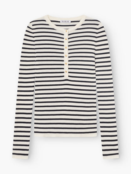 Das Long Sleeve Strick Dark Blue Stripe: langärmlig, mit dunkelblauen und weißen Streifen, rundem Ausschnitt und goldenen Knöpfen an der Knopfleiste.