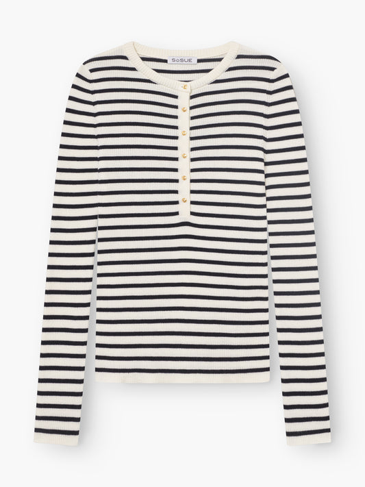 Das Long Sleeve Strick Dark Blue Stripe: langärmlig, mit dunkelblauen und weißen Streifen, rundem Ausschnitt und goldenen Knöpfen an der Knopfleiste.