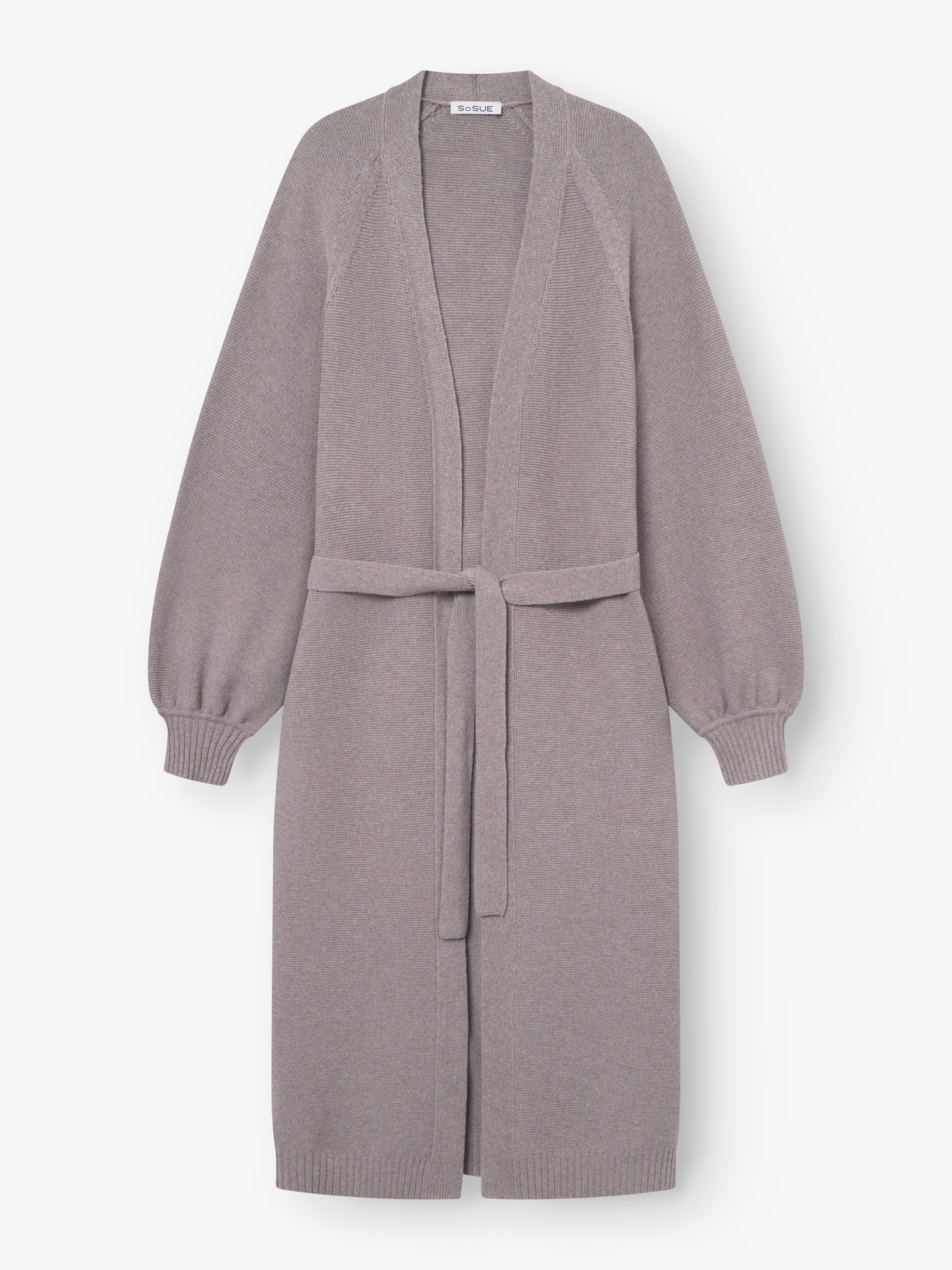 Der Mantel Antonia Azteco ist ein langer, hellgrauer Damen-Strick-Cardigan mit offener Vorderseite, Gürtel in der Taille, Rippbündchen an Ärmeln und Saum, flach auf weißem Grund.