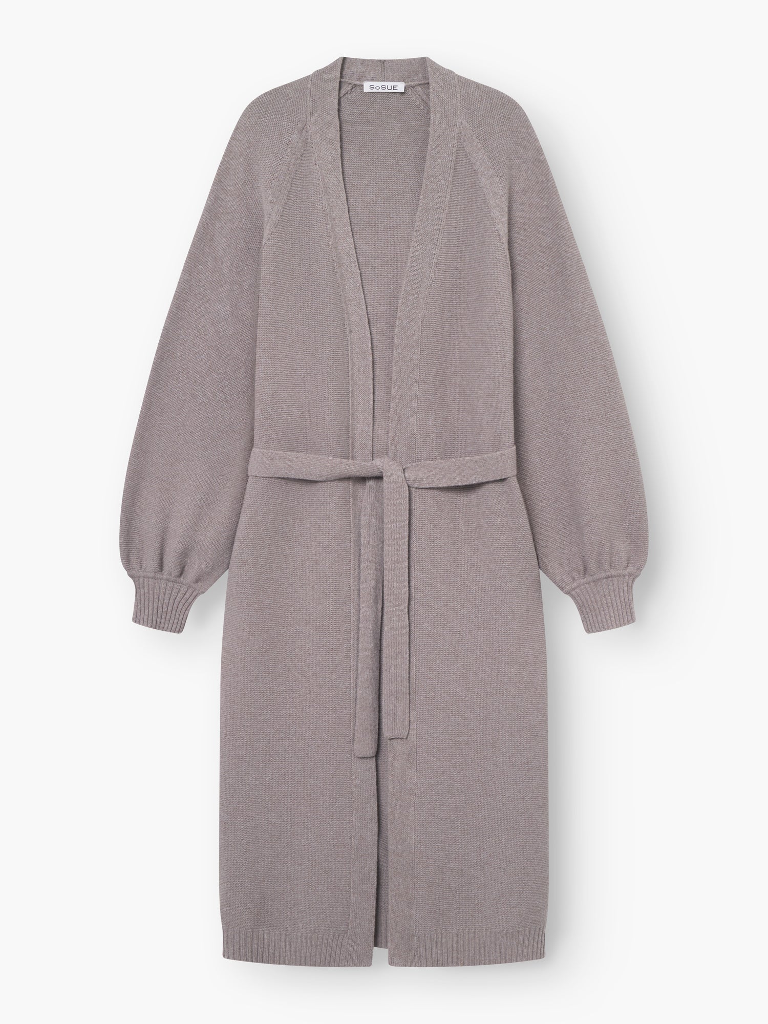 Der Mantel Antonia Azteco ist ein langer, hellgrauer Damen-Strick-Cardigan mit offener Vorderseite, Gürtel in der Taille, Rippbündchen an Ärmeln und Saum, flach auf weißem Grund.