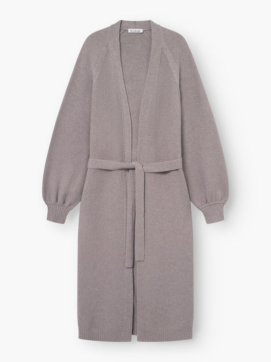 Der Mantel Antonia Azteco ist ein langer, hellgrauer Damen-Strick-Cardigan mit offener Vorderseite, Gürtel in der Taille, Rippbündchen an Ärmeln und Saum, flach auf weißem Grund.