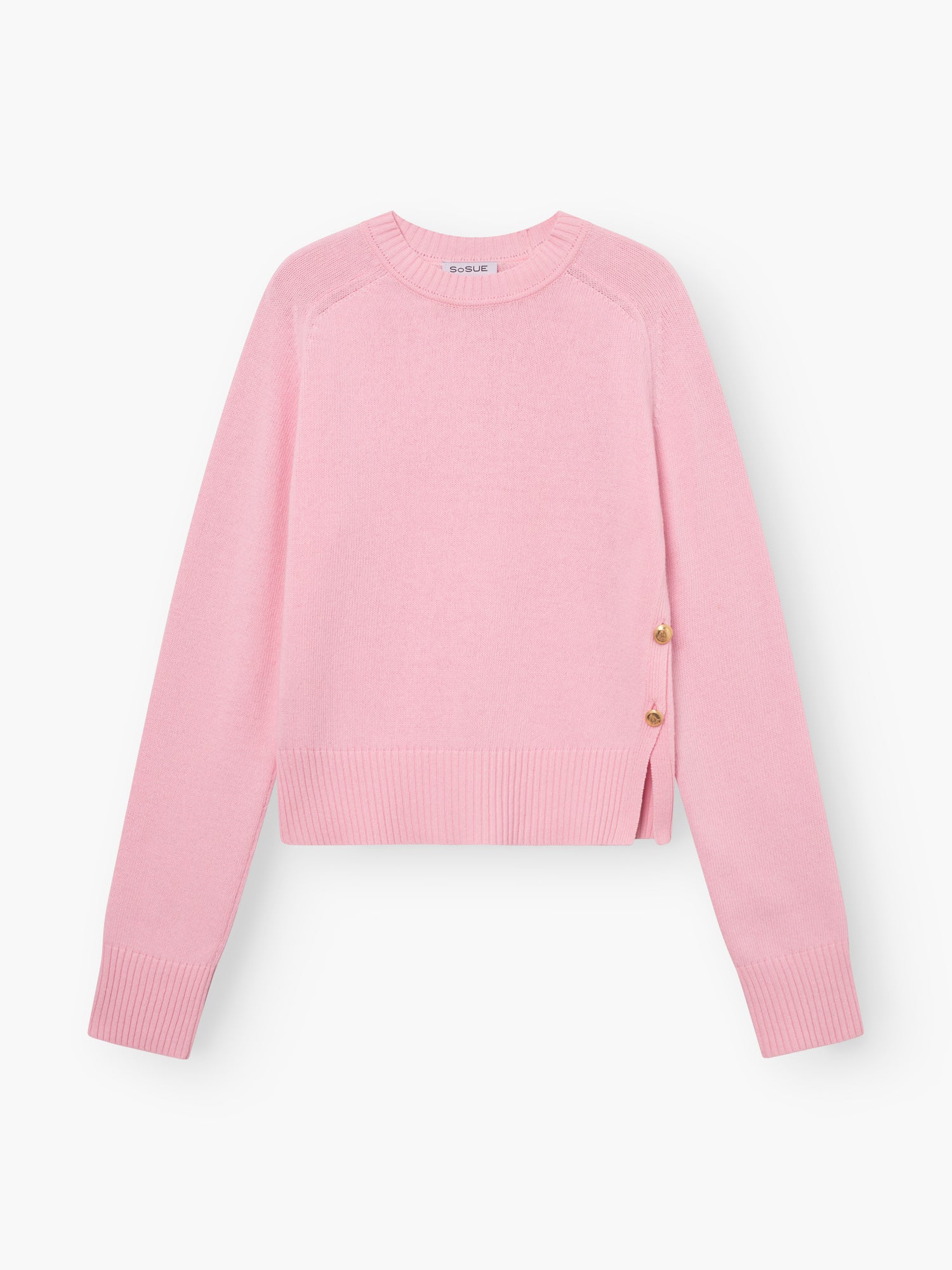 Der Pullover Rosa mit Goldknöpfen ist ein Damenpullover aus Merinowolle mit langen Ärmeln, gerippten Bündchen und Saum sowie zwei goldenen Zierknöpfen an der Taille.