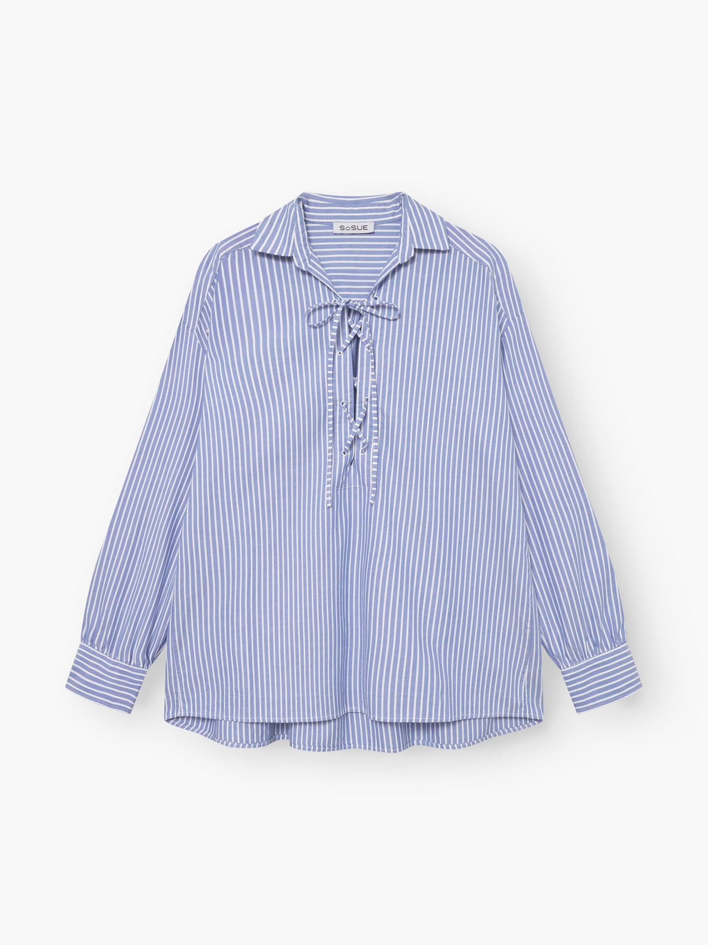 Die Bluse Fisherman Light Blue Stripes hat blaue und weiße Längsstreifen, einen Kragen, eine Schnürung vorne und lange Ärmel. Es besteht aus 100% Baumwolle und ist auf einem weißen Hintergrund abgebildet.