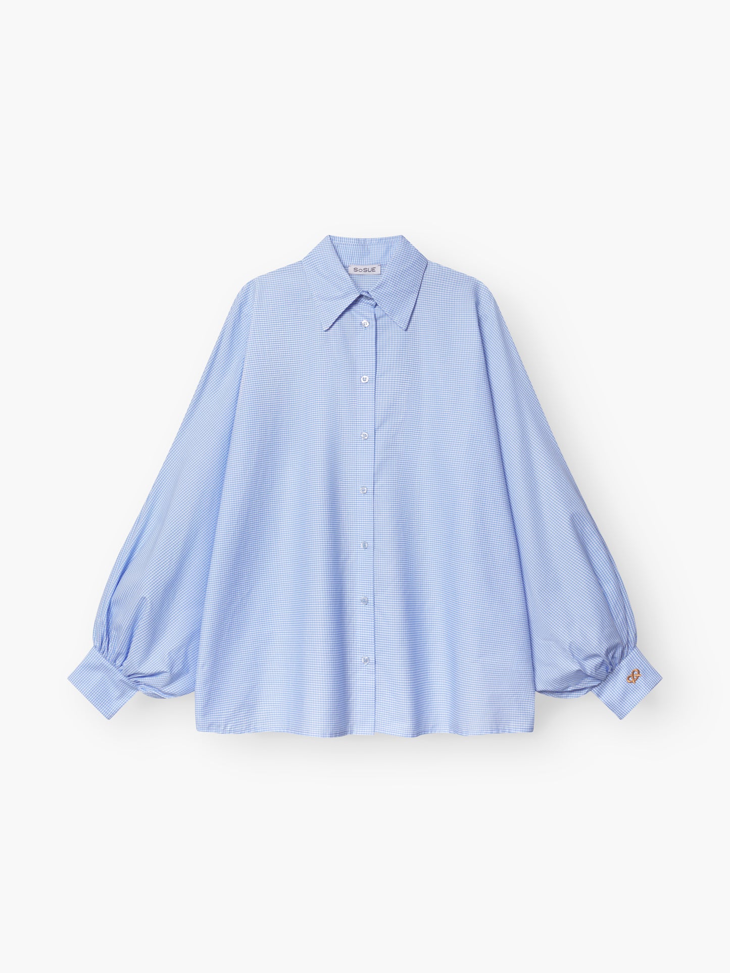 Die Bluse Antonia Brezel Blue ist eine hellblaue Oversized-Bluse mit langen, weiten Ärmeln, breiten Manschetten, einem spitzen Kragen und einer lockeren Passform. Ihr schickes Limited Edition-Design ist perfekt für jede moderne Garderobe.