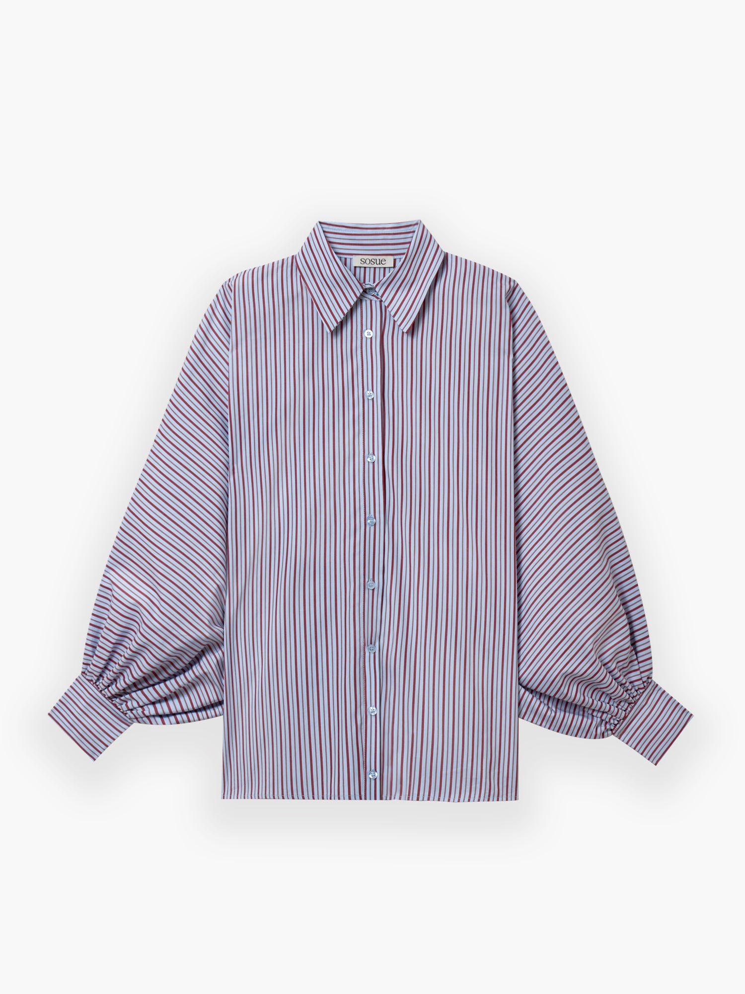 Die Bluse Antonia Blue Burgundy Stripe zeigt rote, blaue und weiße Streifen, hat lange Ärmel, Knopfleiste, spitze Kragen sowie weite Manschetten. Oversize-Schnitt und flach auf weißem Hintergrund präsentiert.