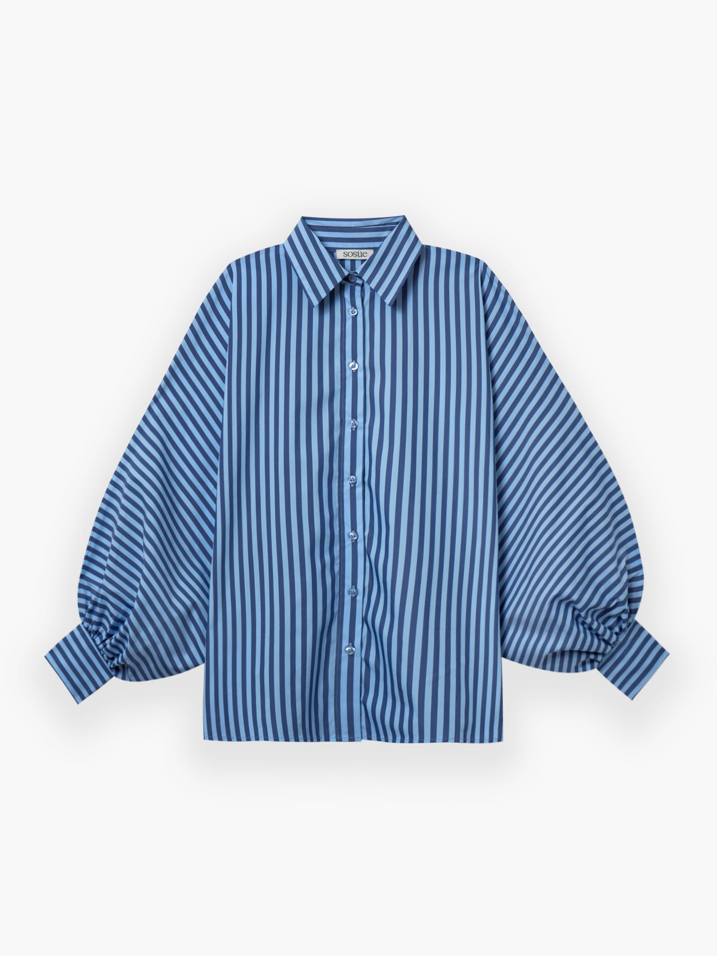Die Bluse Antonia light, dark blue stripe überzeugt als Oversize-Bluse mit klassischem Kragen, voluminösen Ärmeln und Manschetten sowie stilvollen vertikalen hell- und dunkelblauen Streifen.