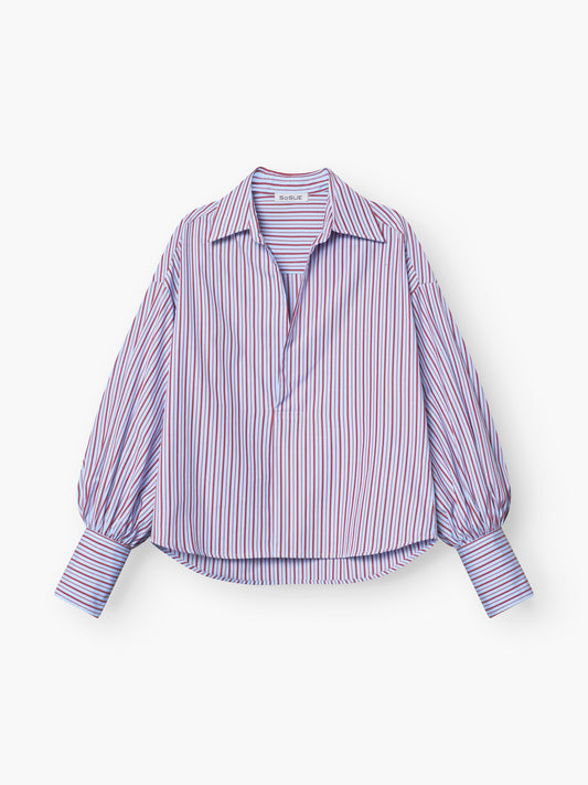 Die Bluse Claire Blue Burgundy stripe besticht durch rote und blaue Vertikalstreifen, langen Arm, Kragen, tiefen V-Ausschnitt, weite Manschetten und einen lockeren, leicht gerundeten Saum.