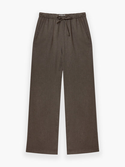 Hose Flanell Taupe mit weitem Bein, elastischem Bund mit Kordelzug und Seitentaschen. Der subtil strukturierte Stoff ist flach auf weißem Hintergrund abgebildet und bietet einen entspannten, lässigen Look.