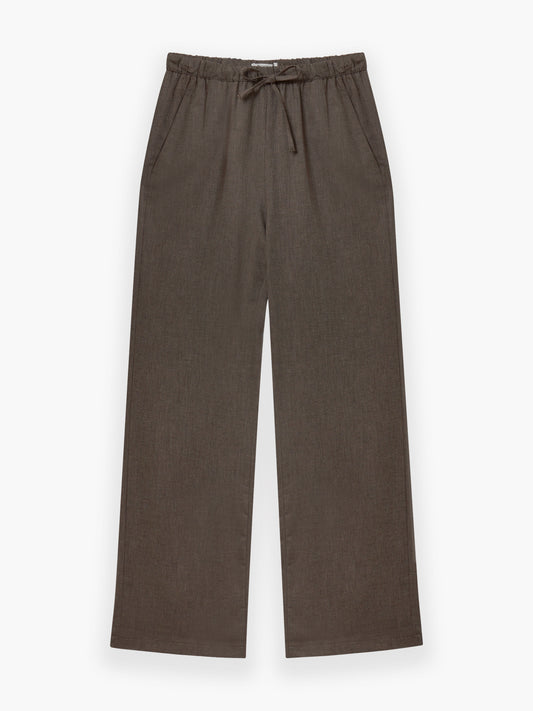 Hose Flanell Taupe mit weitem Bein, elastischem Bund mit Kordelzug und Seitentaschen. Der subtil strukturierte Stoff ist flach auf weißem Hintergrund abgebildet und bietet einen entspannten, lässigen Look.