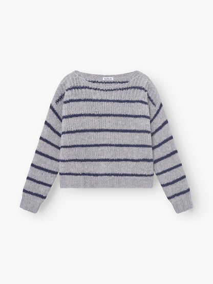 Der Pullover Petite Sailor blue stripe ist ein hellgrauer, langärmeliger Pullover für Damen mit horizontalen marineblauen Streifen und einer leicht lockeren, lässigen Passform.