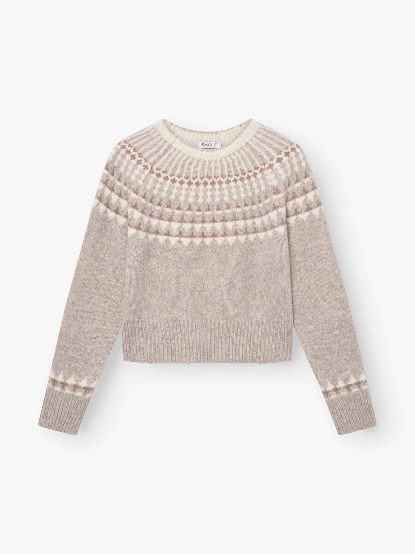 Der "Norweger greige" ist ein beiger Damenpullover mit Rundhalsausschnitt, langen Ärmeln und geometrischem Norweger-Muster in Weiß und Hellbraun. Rippbündchen an Saum, Ärmeln und Halsausschnitt sorgen für klassischen skandinavischen Stil.