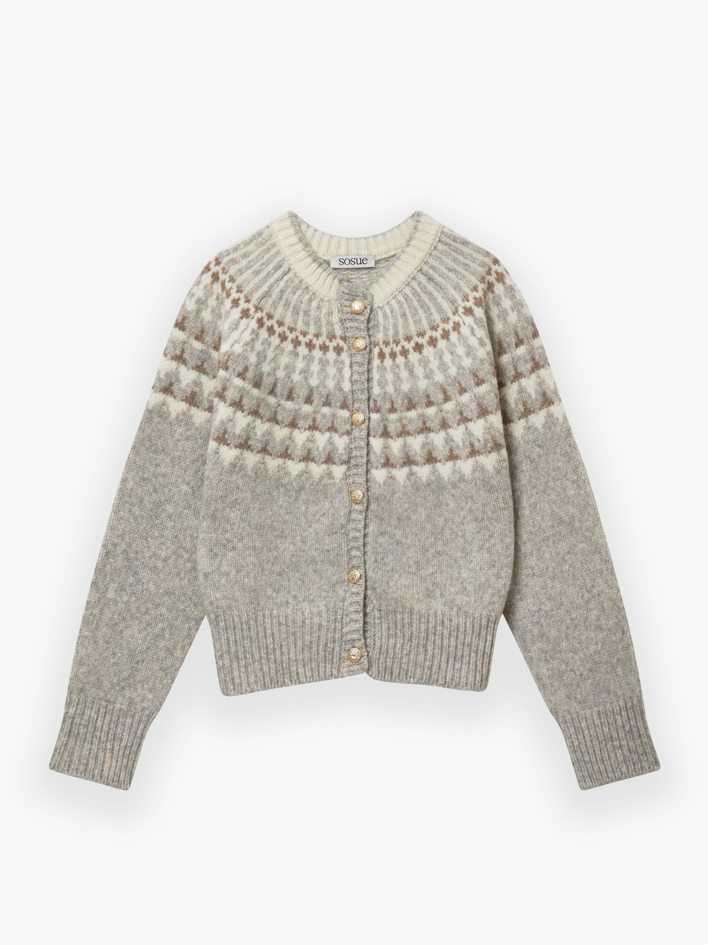 Die Jacke Norweger Vol II Greige hat einen Rundhalsausschnitt, lange Ärmel, eine geknöpfte Vorderseite und ein geometrisches Muster in Weiß und Braun auf der Brust und den Schultern.