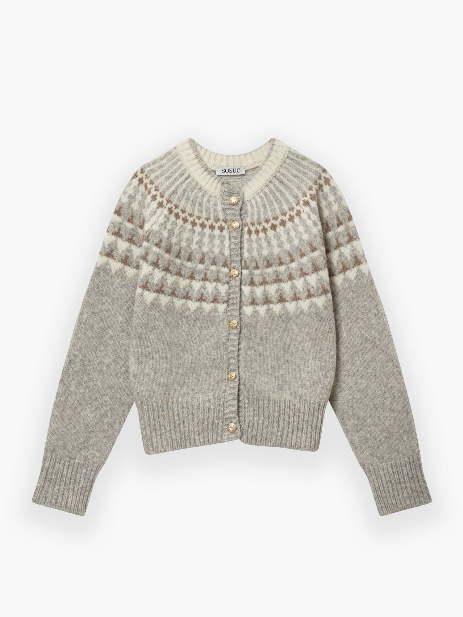 Die Jacke Norweger Vol II Greige hat einen Rundhalsausschnitt, lange Ärmel, eine geknöpfte Vorderseite und ein geometrisches Muster in Weiß und Braun auf der Brust und den Schultern.