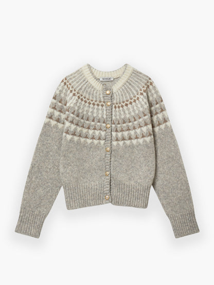 Die Jacke Norweger Vol II Greige hat einen Rundhalsausschnitt, lange Ärmel, eine geknöpfte Vorderseite und ein geometrisches Muster in Weiß und Braun auf der Brust und den Schultern.