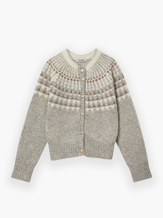 Die Jacke Norweger Vol II Greige hat einen Rundhalsausschnitt, lange Ärmel, eine geknöpfte Vorderseite und ein geometrisches Muster in Weiß und Braun auf der Brust und den Schultern.