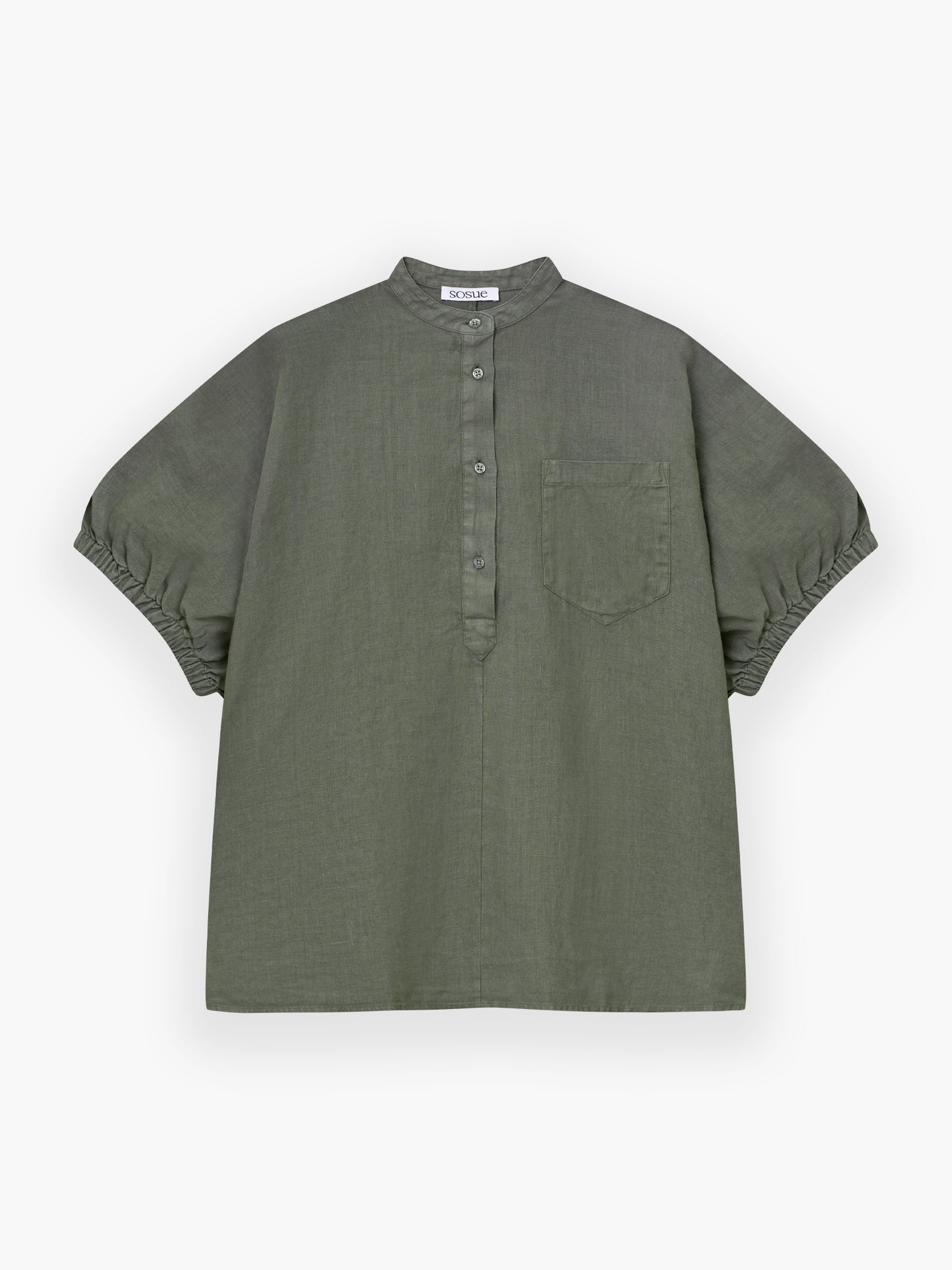 Das Cowboy Button Linen Olive ist ein locker sitzendes, kurzärmeliges, olivgrünes Hemd mit Mandarinenkragen, Teilknopfleiste, Brusttasche und gerafften Ärmeln, abgebildet auf weißem Grund.