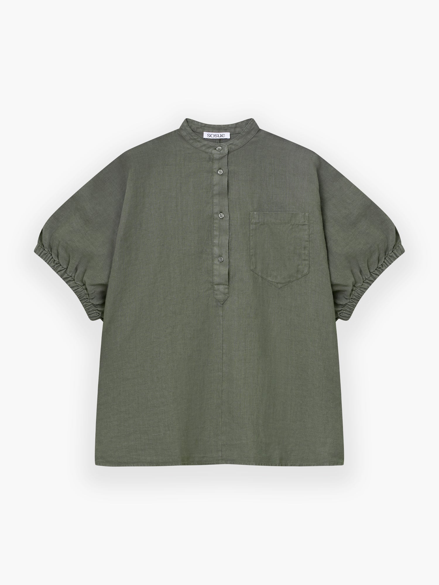 Das Cowboy Button Linen Olive ist ein locker sitzendes, kurzärmeliges, olivgrünes Hemd mit Mandarinenkragen, Teilknopfleiste, Brusttasche und gerafften Ärmeln, abgebildet auf weißem Grund.