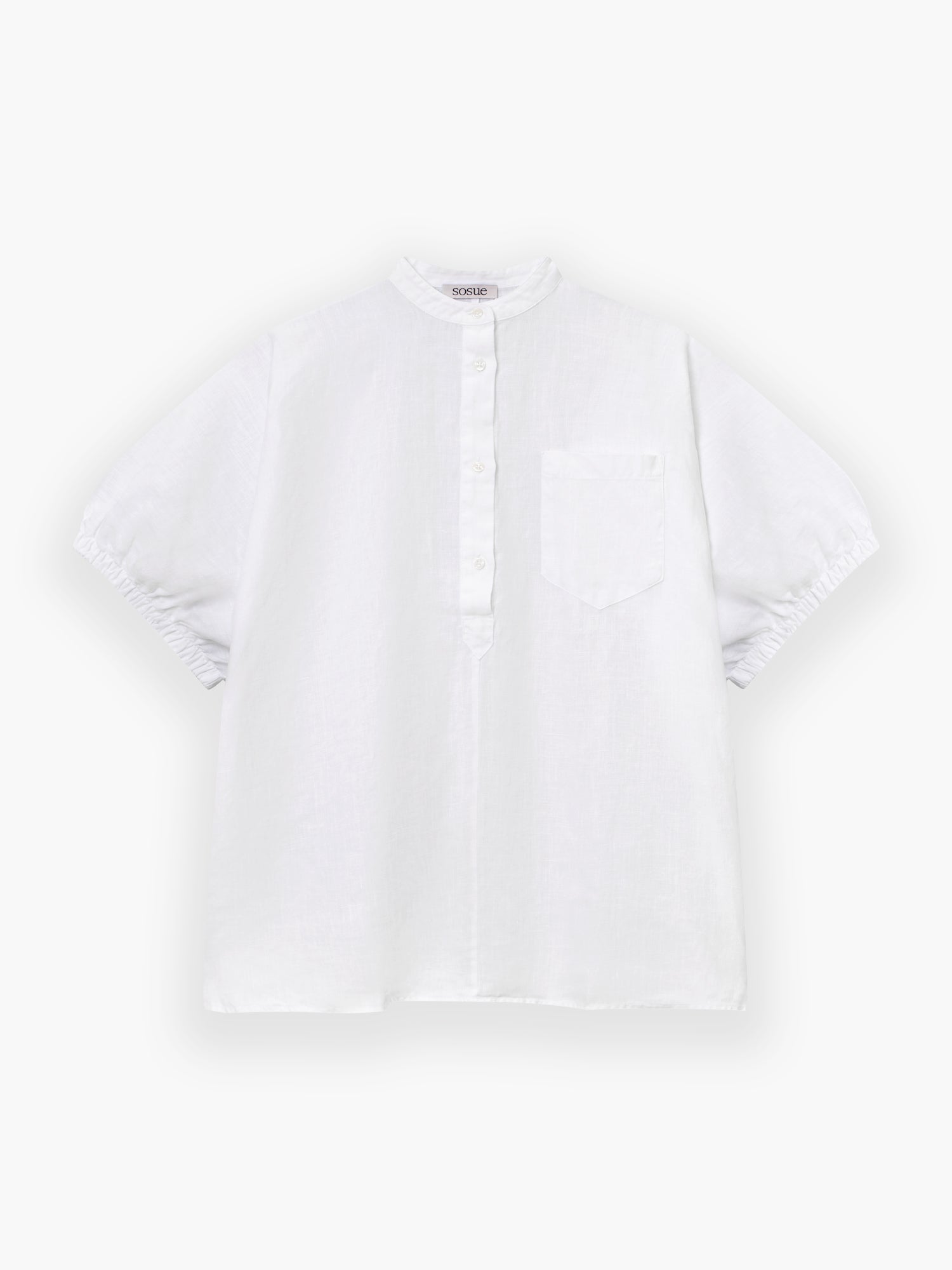 Das Cowboy Button Linen White ist ein weißes, kurzärmeliges Leinenhemd mit Mandarinenkragen, Knopfleiste und Brusttasche auf einfarbig weißem Hintergrund.