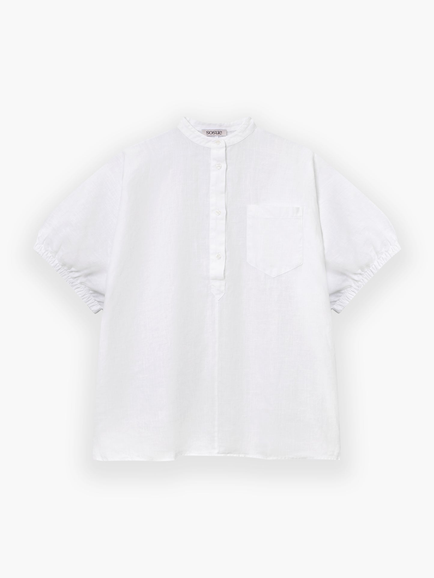Cowboy Button Cotton White: Ein weißes Kurzarmhemd mit Stehkragen, einer teilweise geknöpften Knopfleiste im klassischen Cowboy-Blusen-Stil und einer einzelnen Brusttasche, gefertigt aus 100 % Baumwolle und hergestellt in Portugal. Abgebildet auf einem schlichten weißen Hintergrund.