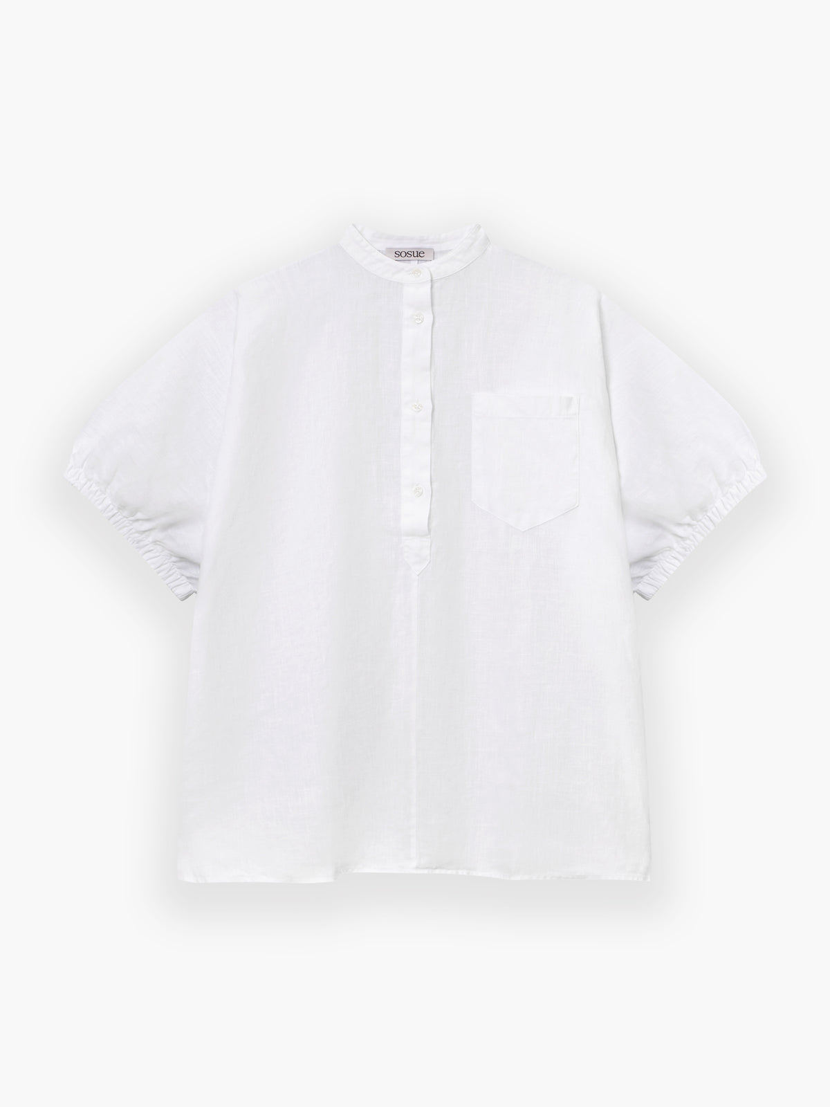 Cowboy Button Cotton White: Ein weißes Kurzarmhemd mit Stehkragen, einer teilweise geknöpften Knopfleiste im klassischen Cowboy-Blusen-Stil und einer einzelnen Brusttasche, gefertigt aus 100 % Baumwolle und hergestellt in Portugal. Abgebildet auf einem schlichten weißen Hintergrund.