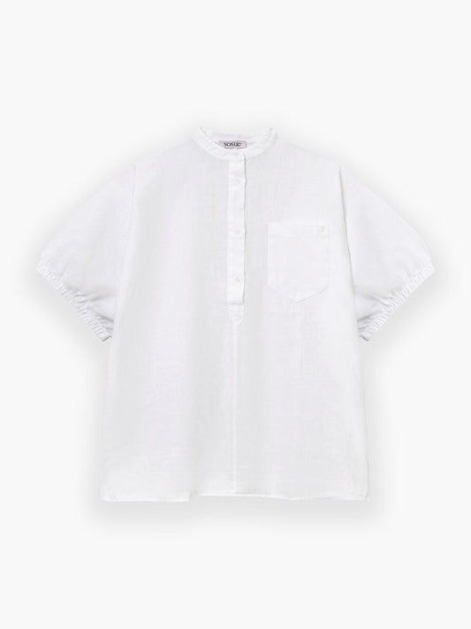 Cowboy Button Cotton White: Ein weißes Kurzarmhemd mit Stehkragen, einer teilweise geknöpften Knopfleiste im klassischen Cowboy-Blusen-Stil und einer einzelnen Brusttasche, gefertigt aus 100 % Baumwolle und hergestellt in Portugal. Abgebildet auf einem schlichten weißen Hintergrund.