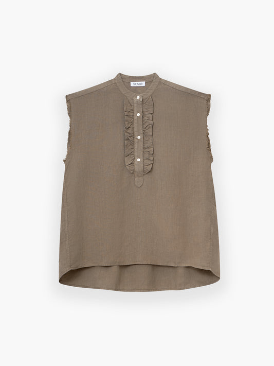Die Bluse Barcelona Linen Soft Brown ist eine ärmellose, taupefarbene Bluse mit Rundhalsausschnitt, ausgefransten Kanten, geraffter Knopfleiste und weißen Knöpfen vorne. Sie ist aus leichtem Stoff gefertigt und fällt elegant mit einem etwas längeren hinteren Saum.